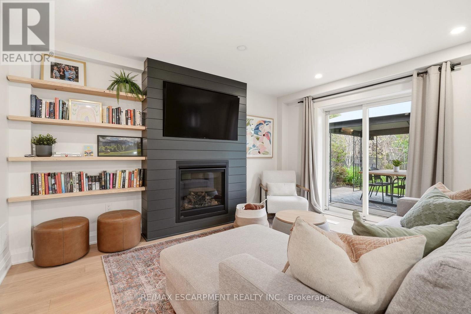 3452 Caplan Crescent, Burlington, ON - Indoor Photo Showing Living Room With Fireplace