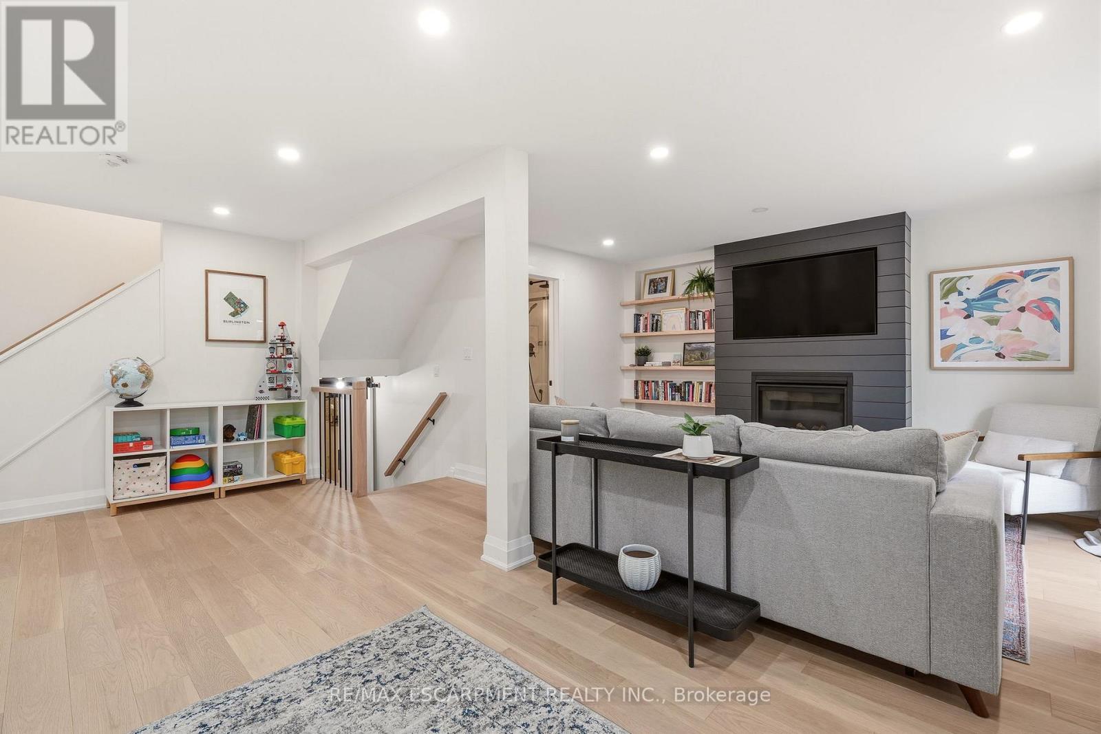 3452 Caplan Crescent, Burlington, ON - Indoor Photo Showing Living Room With Fireplace