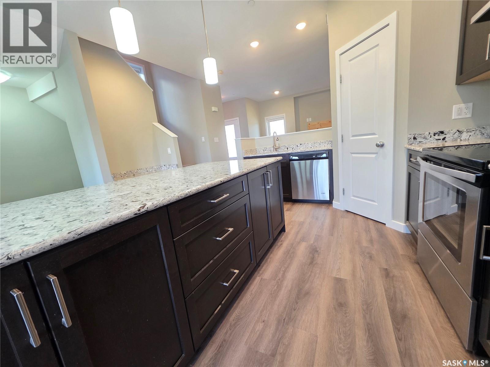 553 Douglas Drive, Swift Current, SK - Indoor Photo Showing Kitchen With Upgraded Kitchen