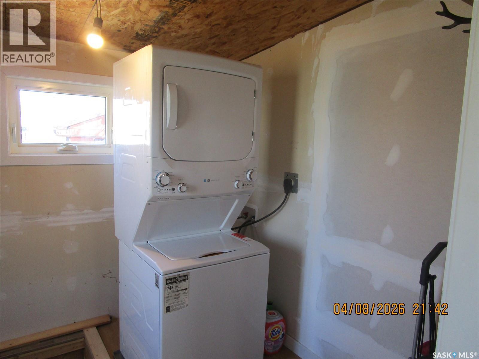 233 4Th Avenue E, Gravelbourg, SK - Indoor Photo Showing Laundry Room