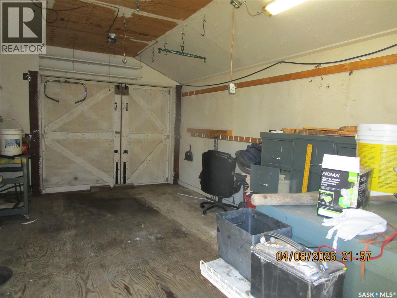 233 4Th Avenue E, Gravelbourg, SK - Indoor Photo Showing Garage