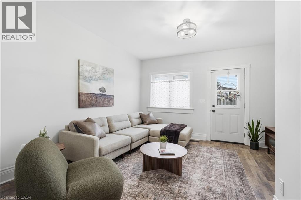 277 Main Street W, Hamilton, ON - Indoor Photo Showing Living Room
