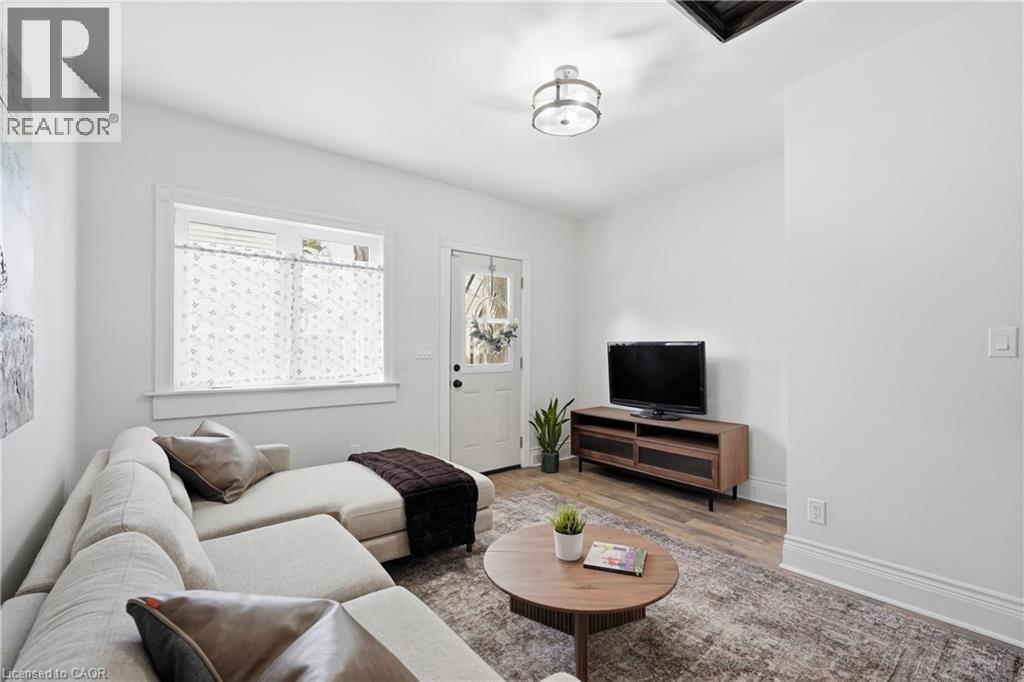 277 Main Street W, Hamilton, ON - Indoor Photo Showing Living Room