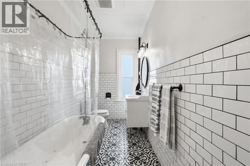 277 Main Street W, Hamilton, ON - Indoor Photo Showing Bathroom