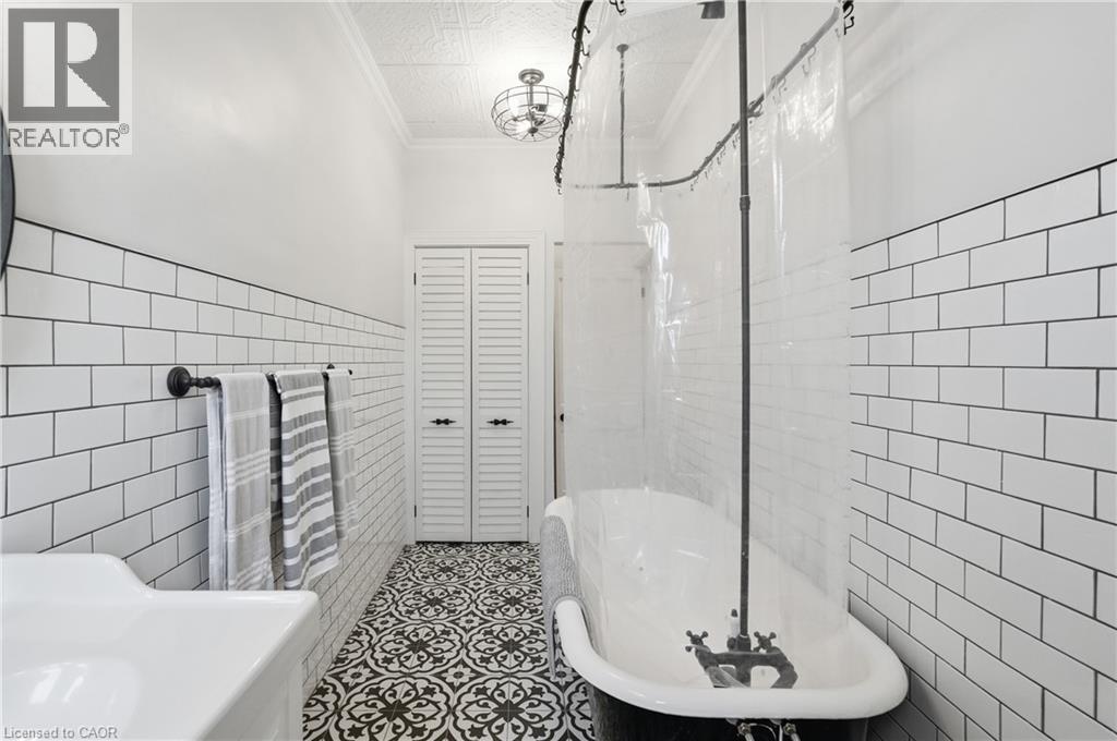 277 Main Street W, Hamilton, ON - Indoor Photo Showing Bathroom