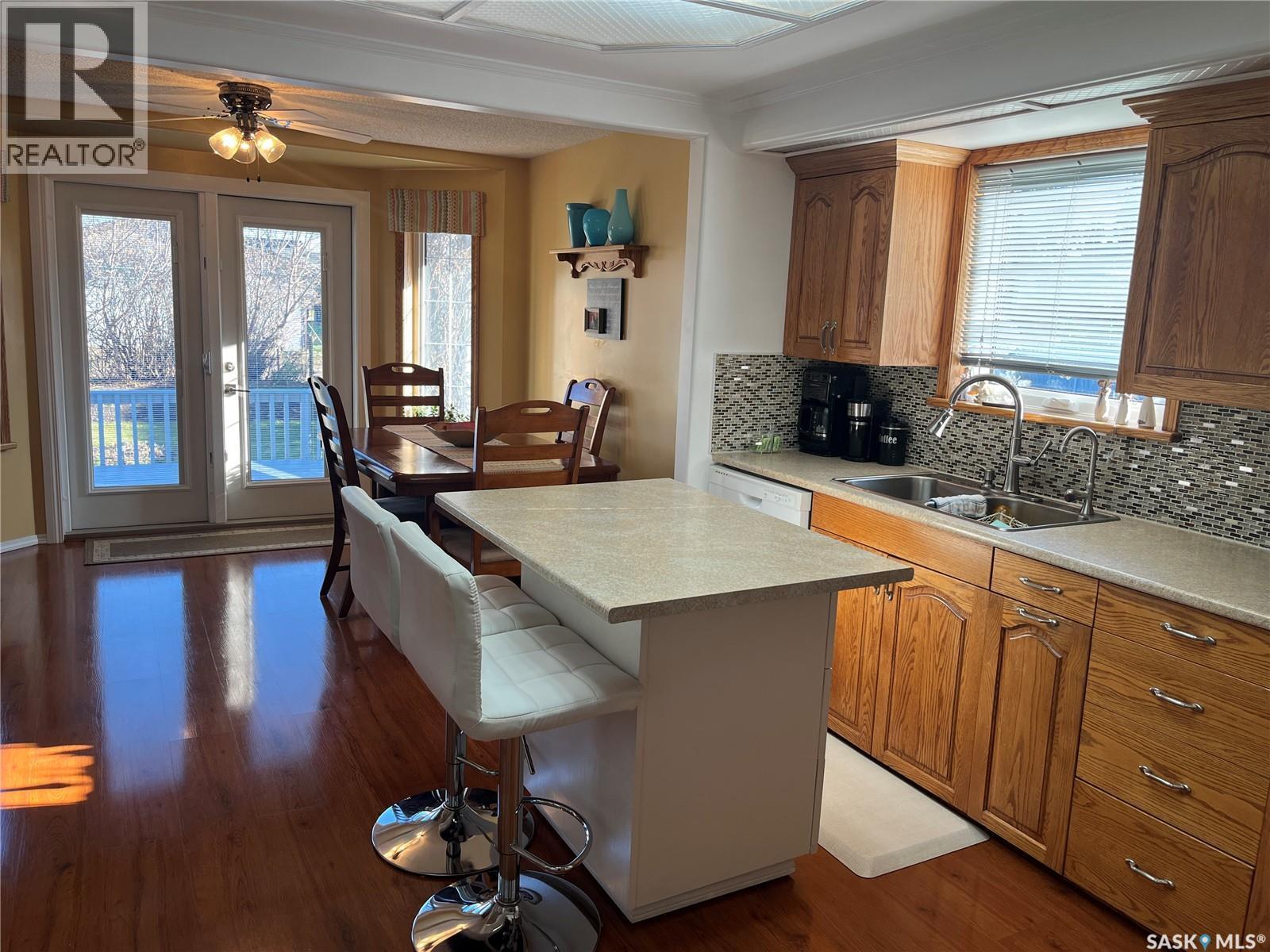 42 7Th Street Ne, Wadena, SK - Indoor Photo Showing Kitchen With Double Sink