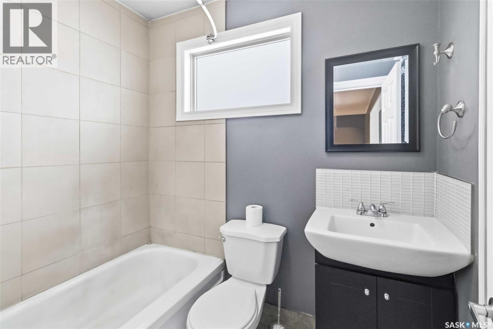 445 U Avenue S, Saskatoon, SK - Indoor Photo Showing Bathroom
