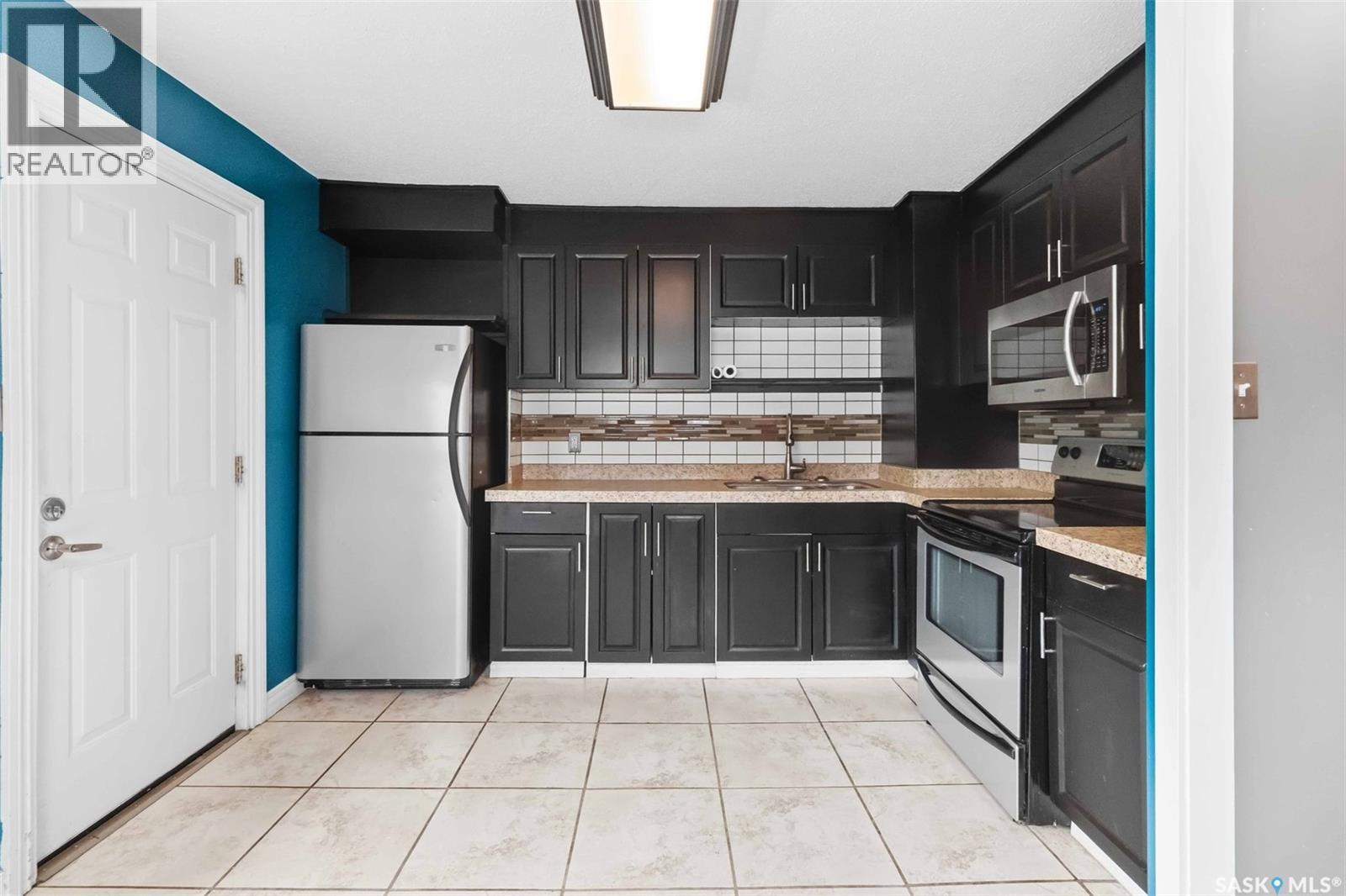445 U Avenue S, Saskatoon, SK - Indoor Photo Showing Kitchen