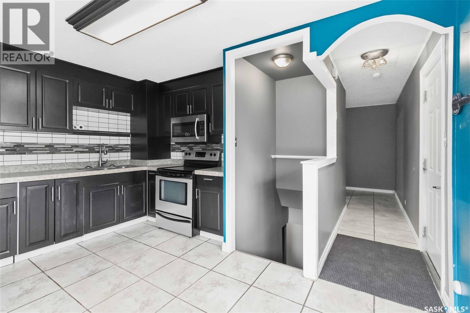445 U Avenue S, Saskatoon, SK - Indoor Photo Showing Kitchen