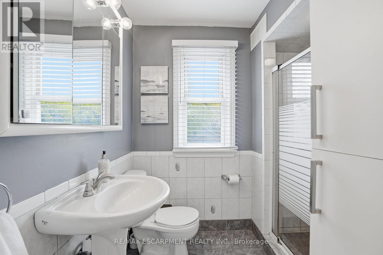 230 Beach Boulevard, Hamilton, ON - Indoor Photo Showing Bathroom