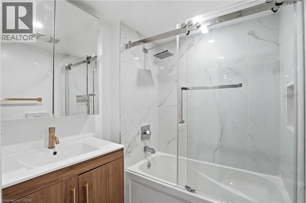 69 Highway 8, Dundas, ON - Indoor Photo Showing Bathroom