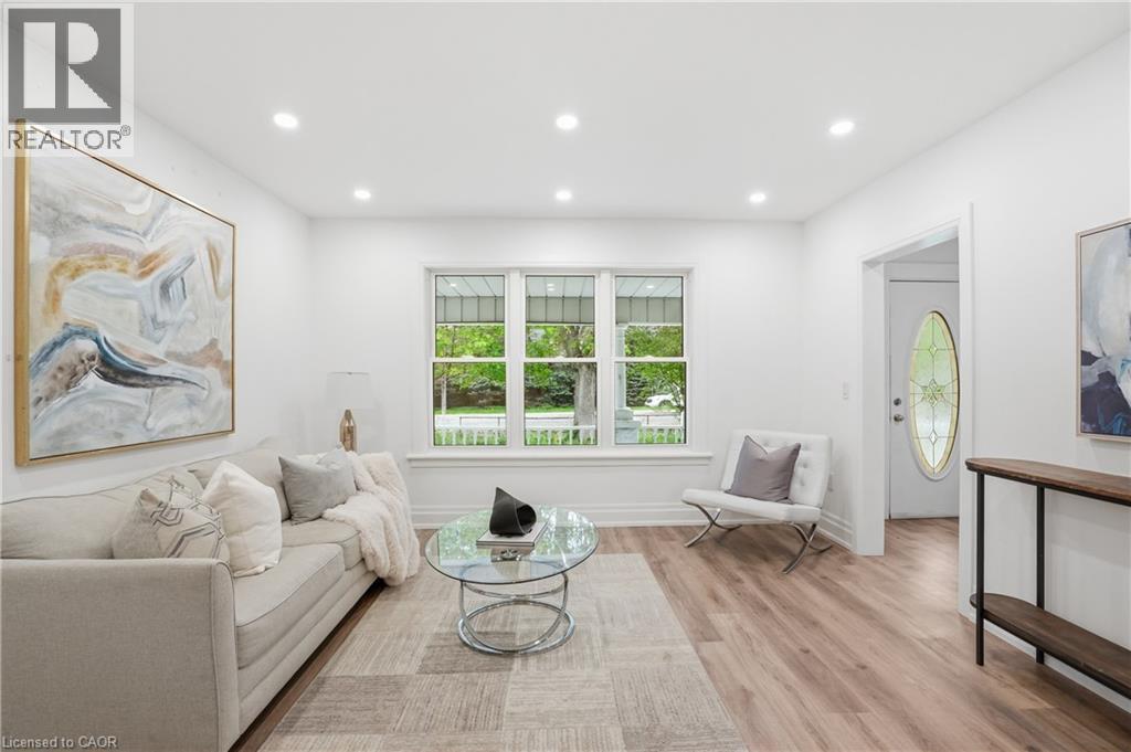 69 Highway 8, Dundas, ON - Indoor Photo Showing Living Room