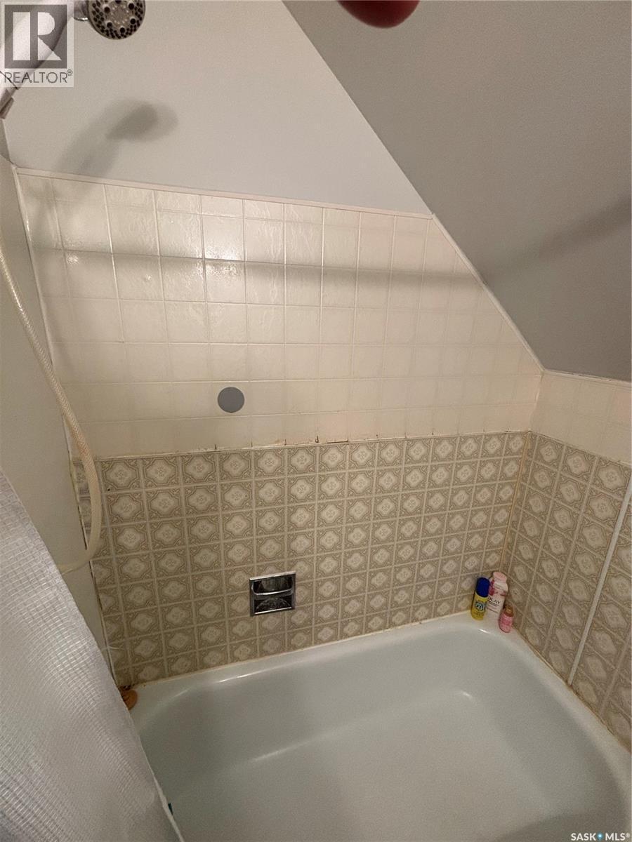 112 Stovel Avenue E, Melfort, SK - Indoor Photo Showing Bathroom