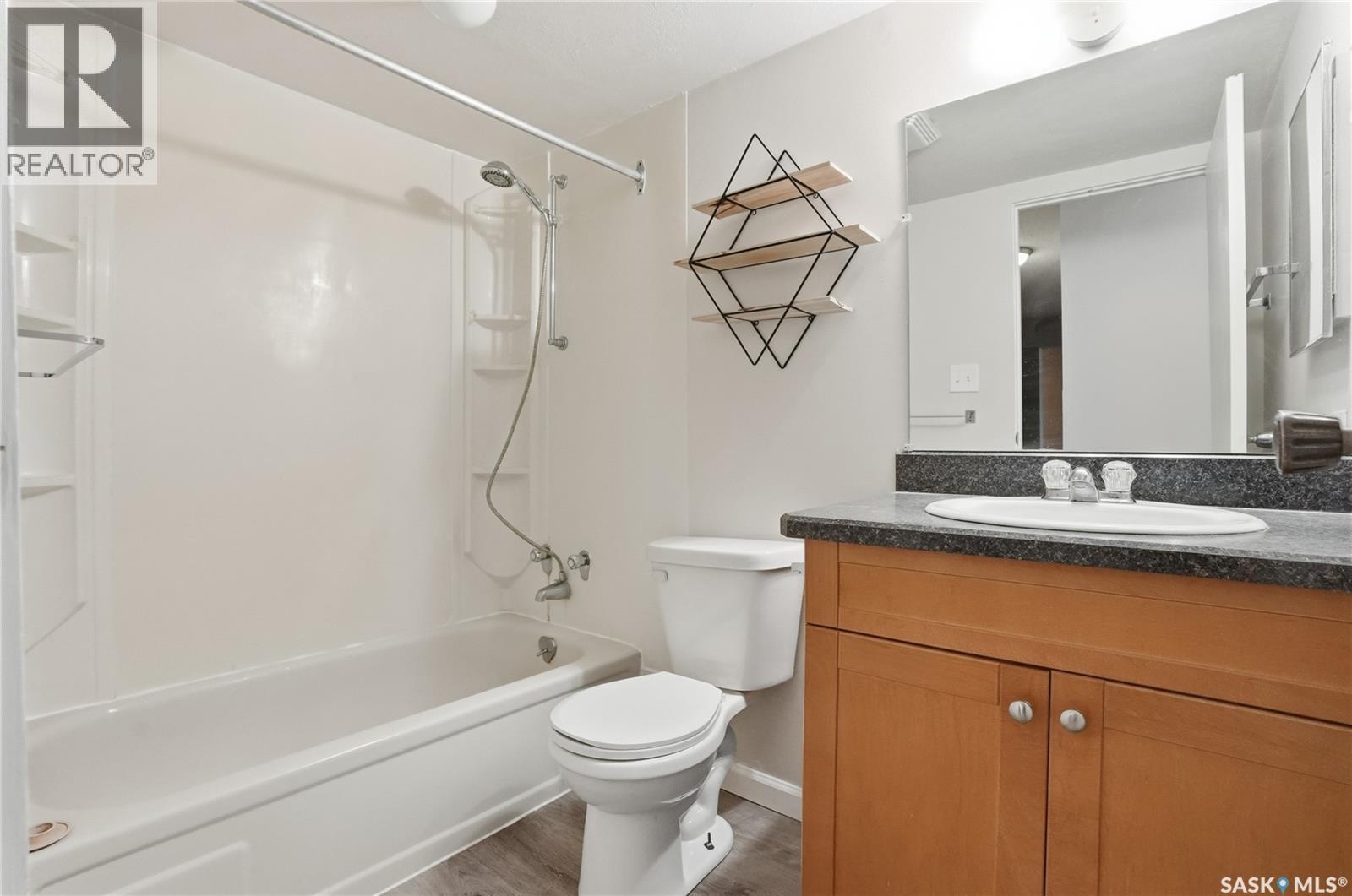 304 431 4Th Avenue N, Saskatoon, SK - Indoor Photo Showing Bathroom