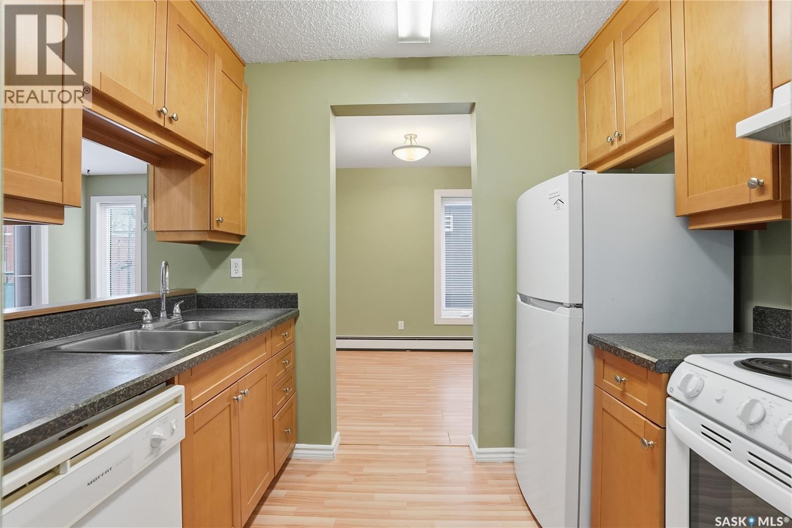 304 431 4Th Avenue N, Saskatoon, SK - Indoor Photo Showing Kitchen With Double Sink