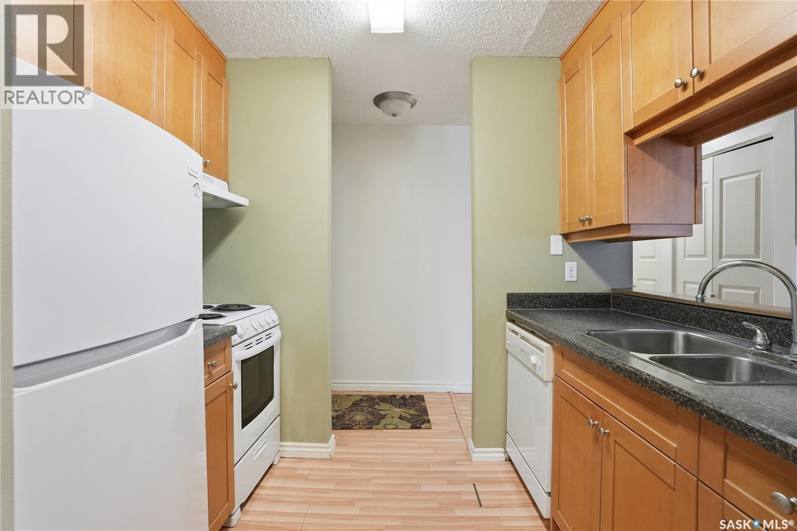 304 431 4Th Avenue N, Saskatoon, SK - Indoor Photo Showing Kitchen With Double Sink