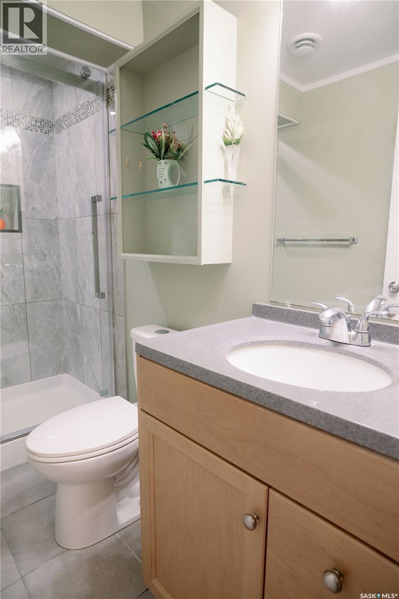 205 Reddekopp Lane, Warman, SK - Indoor Photo Showing Bathroom