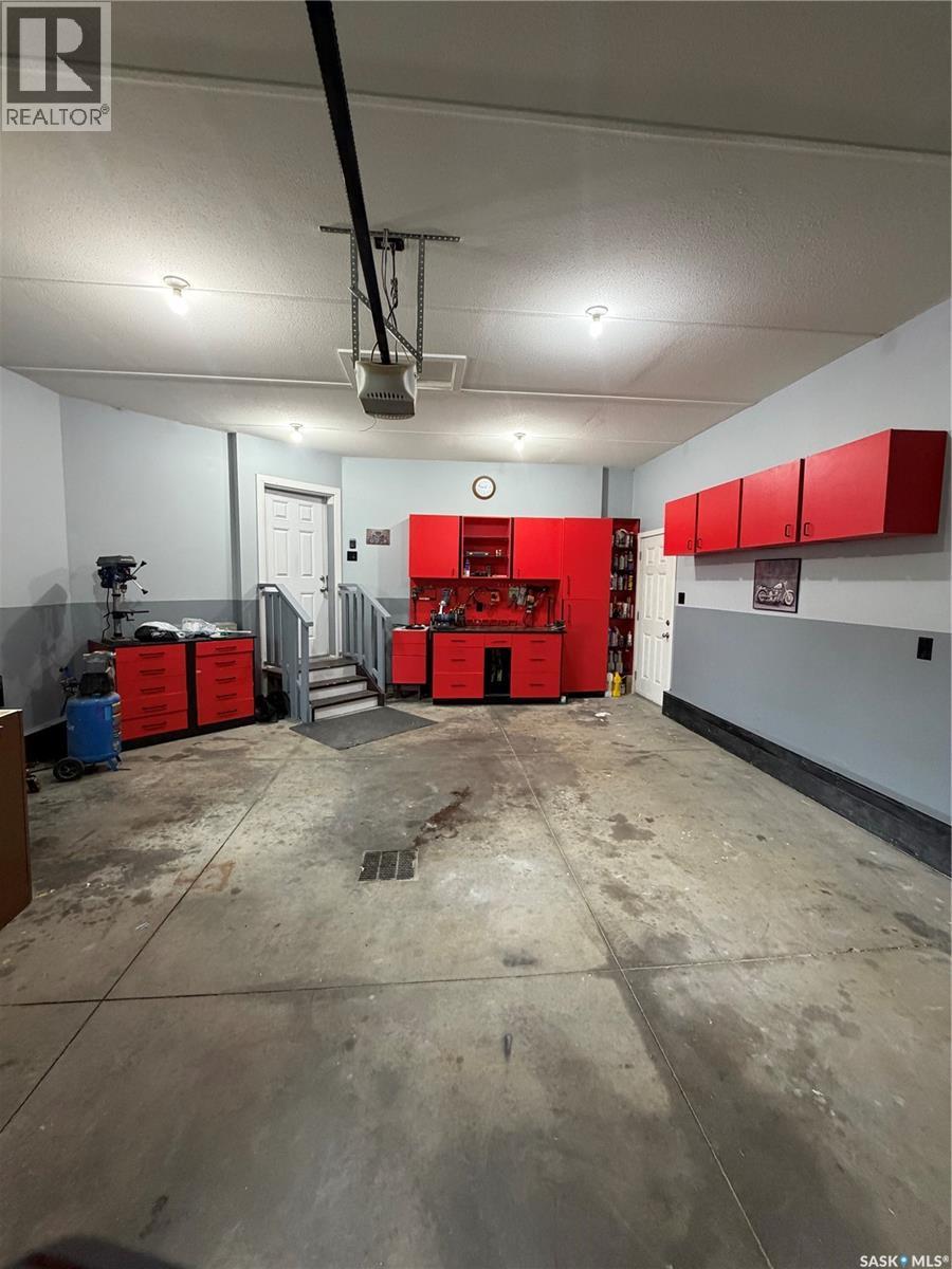205 Reddekopp Lane, Warman, SK - Indoor Photo Showing Garage