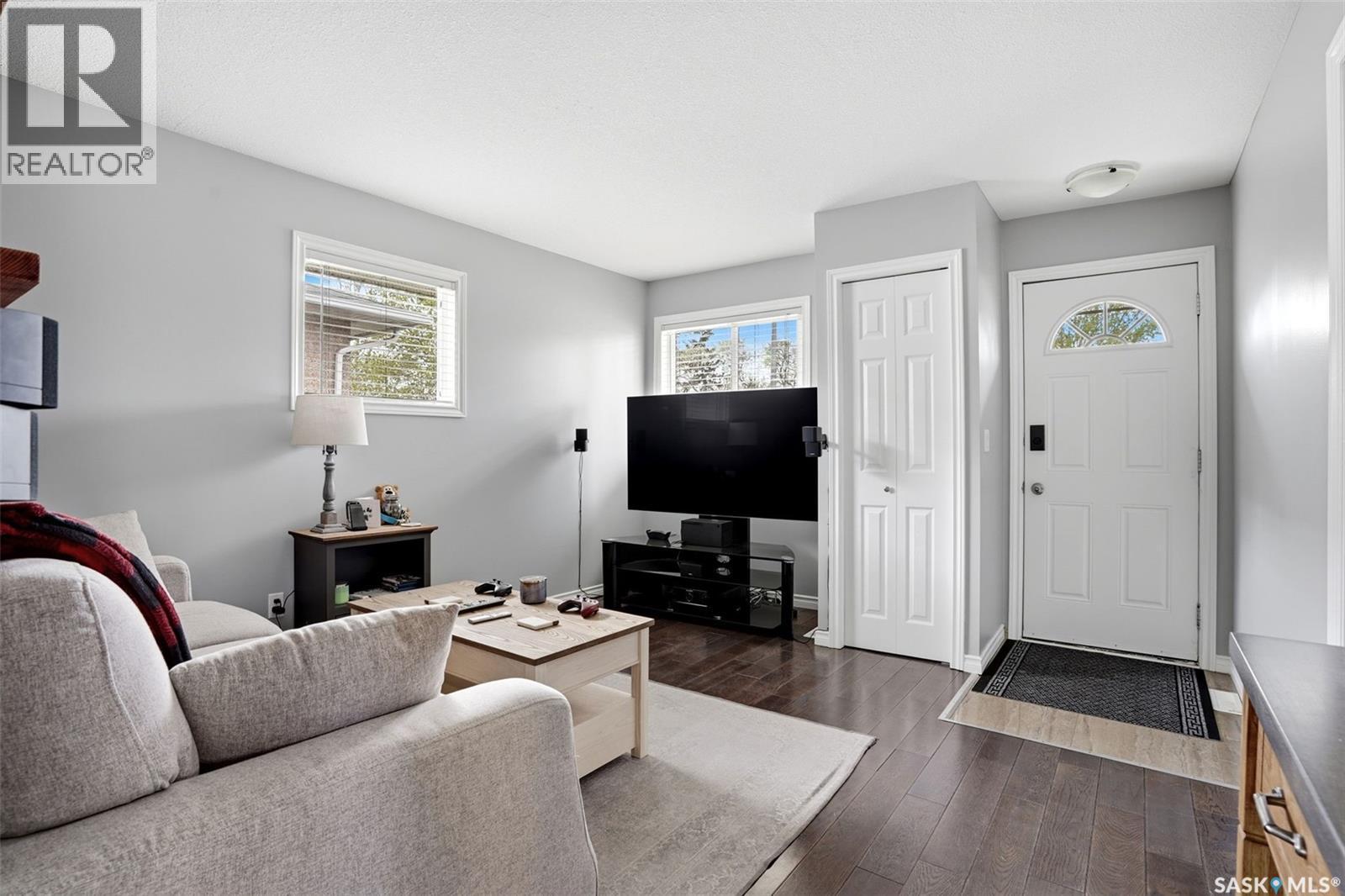 211 Ottawa Street, Regina, SK - Indoor Photo Showing Living Room