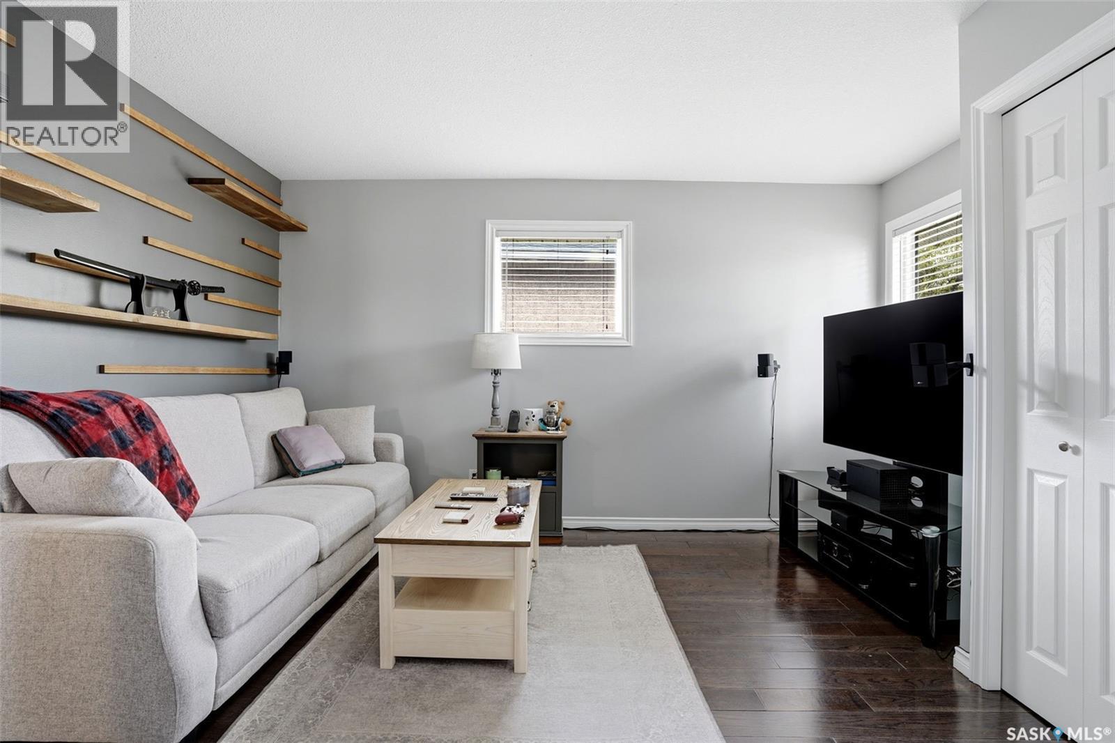 211 Ottawa Street, Regina, SK - Indoor Photo Showing Living Room