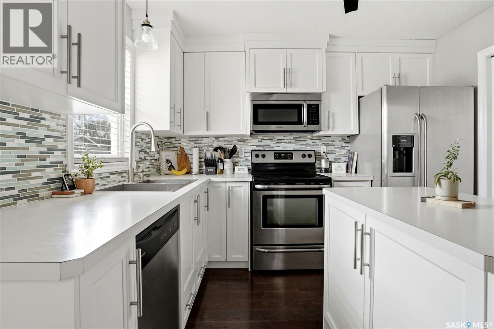 211 Ottawa Street, Regina, SK - Indoor Photo Showing Kitchen With Stainless Steel Kitchen With Upgraded Kitchen