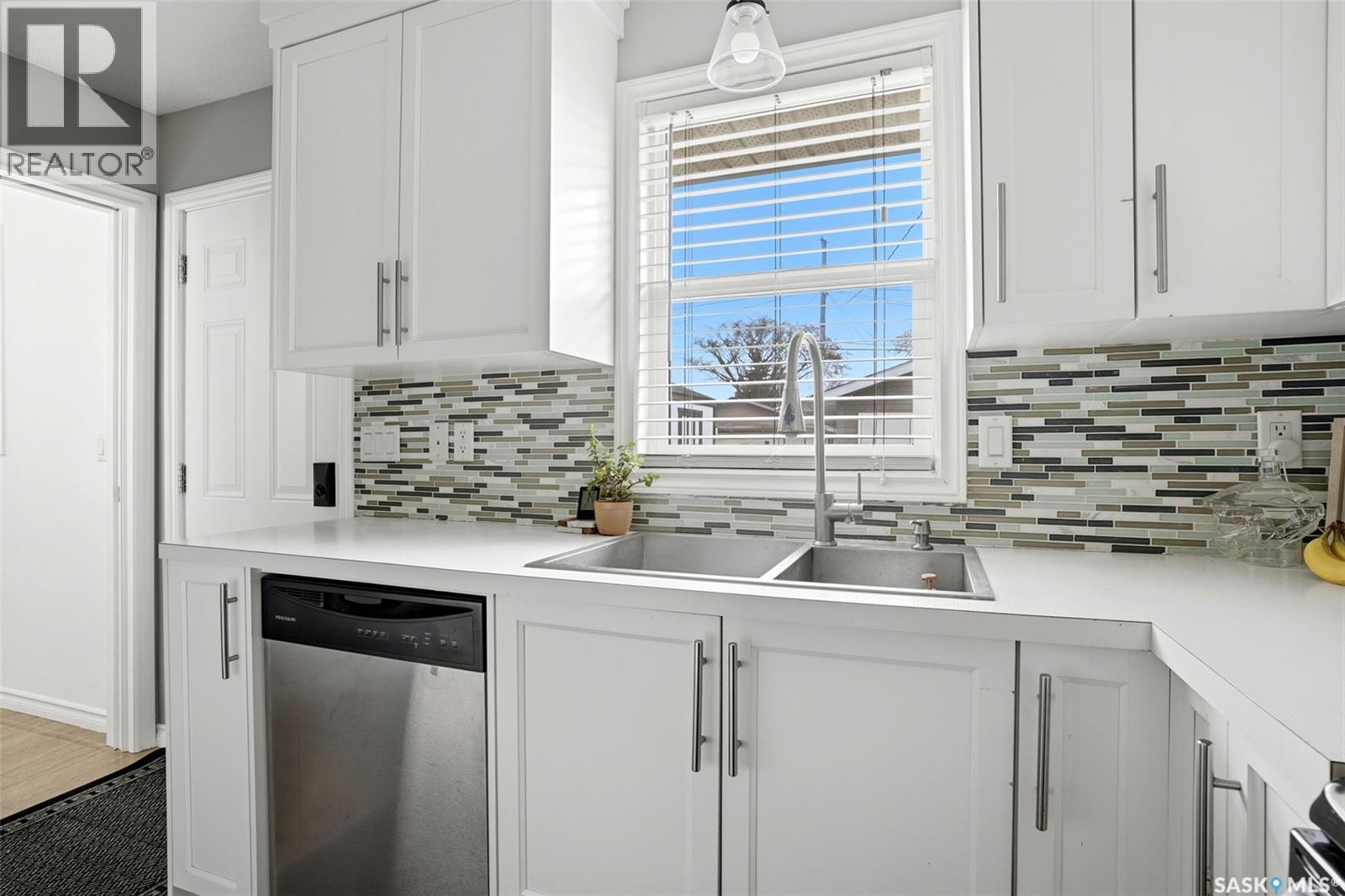 211 Ottawa Street, Regina, SK - Indoor Photo Showing Kitchen With Upgraded Kitchen
