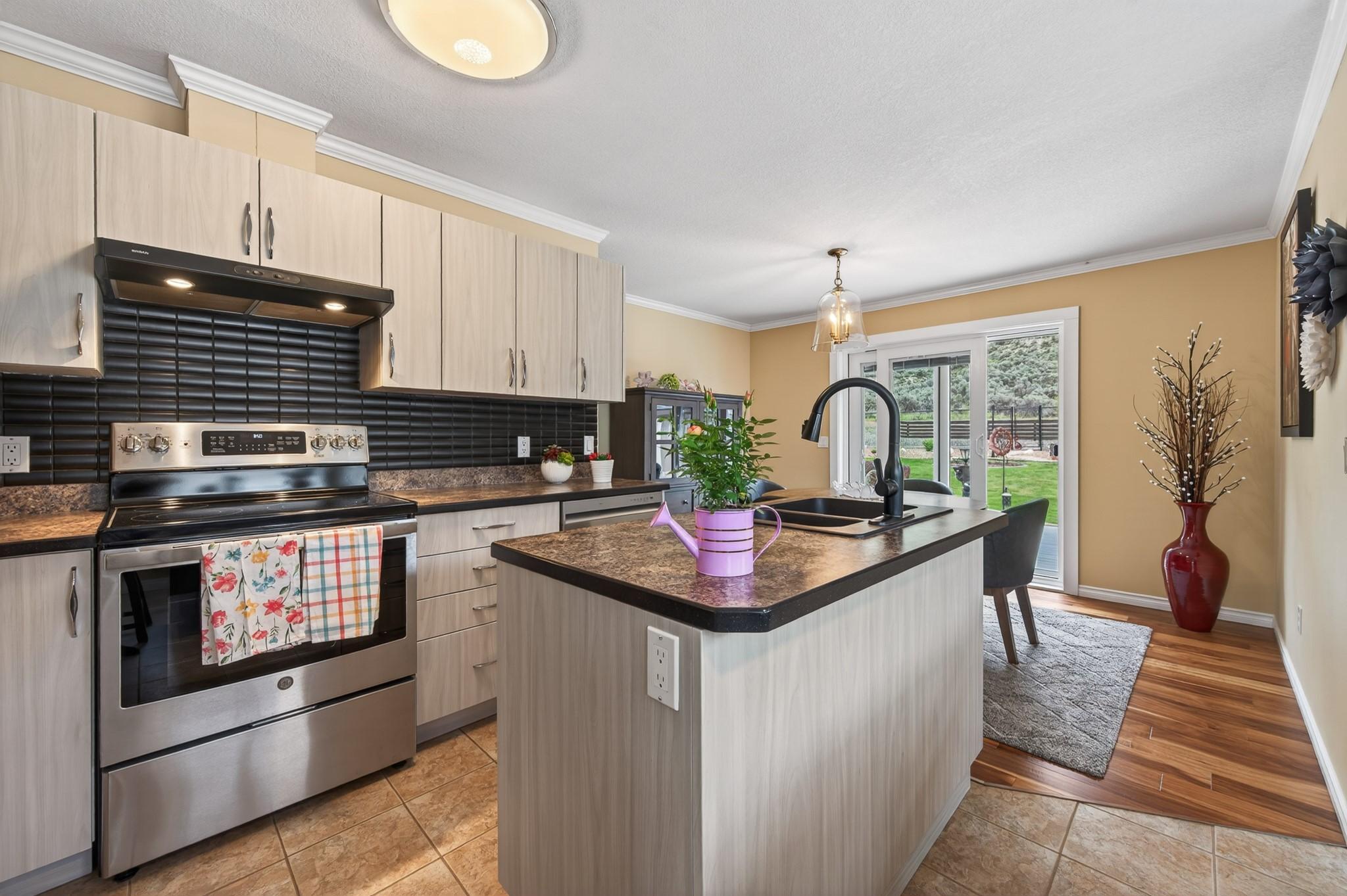 3577 Navatanee Drive, Kamloops, BC - Indoor Photo Showing Kitchen With Double Sink With Upgraded Kitchen