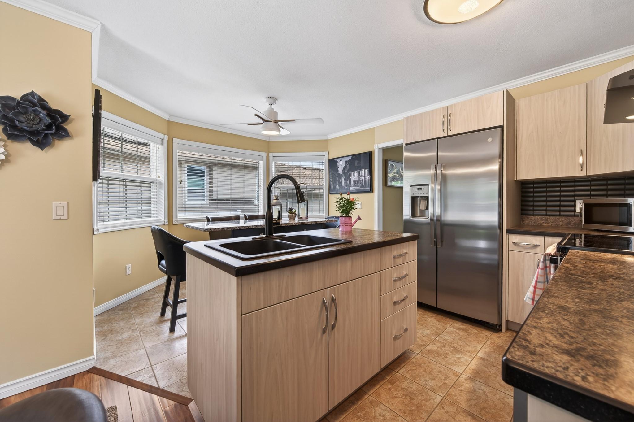 3577 Navatanee Drive, Kamloops, BC - Indoor Photo Showing Kitchen With Double Sink
