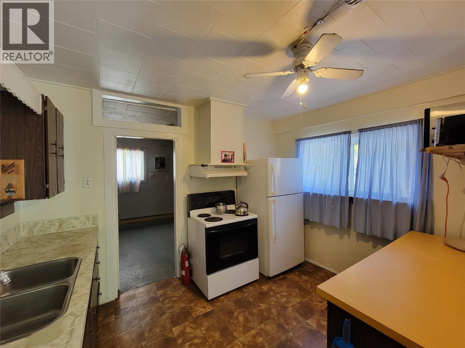 981 Scott Avenue, Hedley, BC - Indoor Photo Showing Other Room