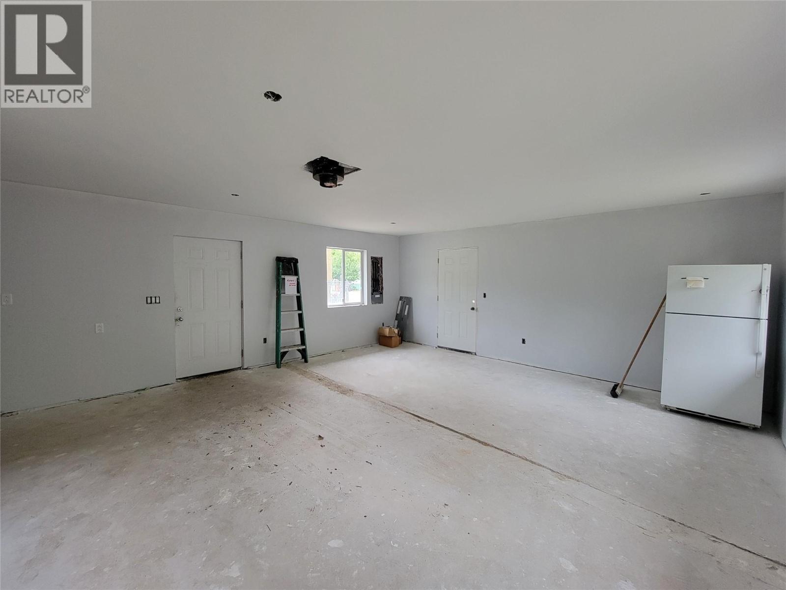 981 Scott Avenue, Hedley, BC - Indoor