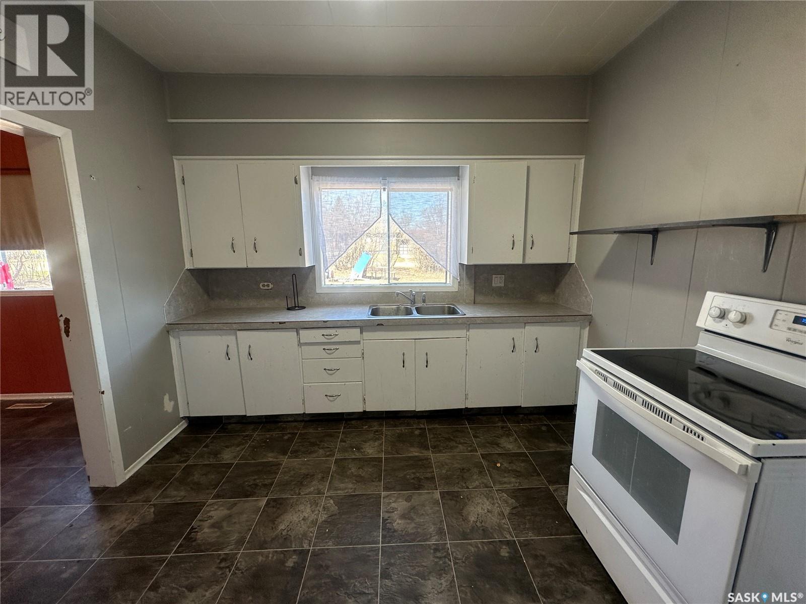 106 2Nd Avenue Se, Norquay, SK - Indoor Photo Showing Kitchen With Double Sink