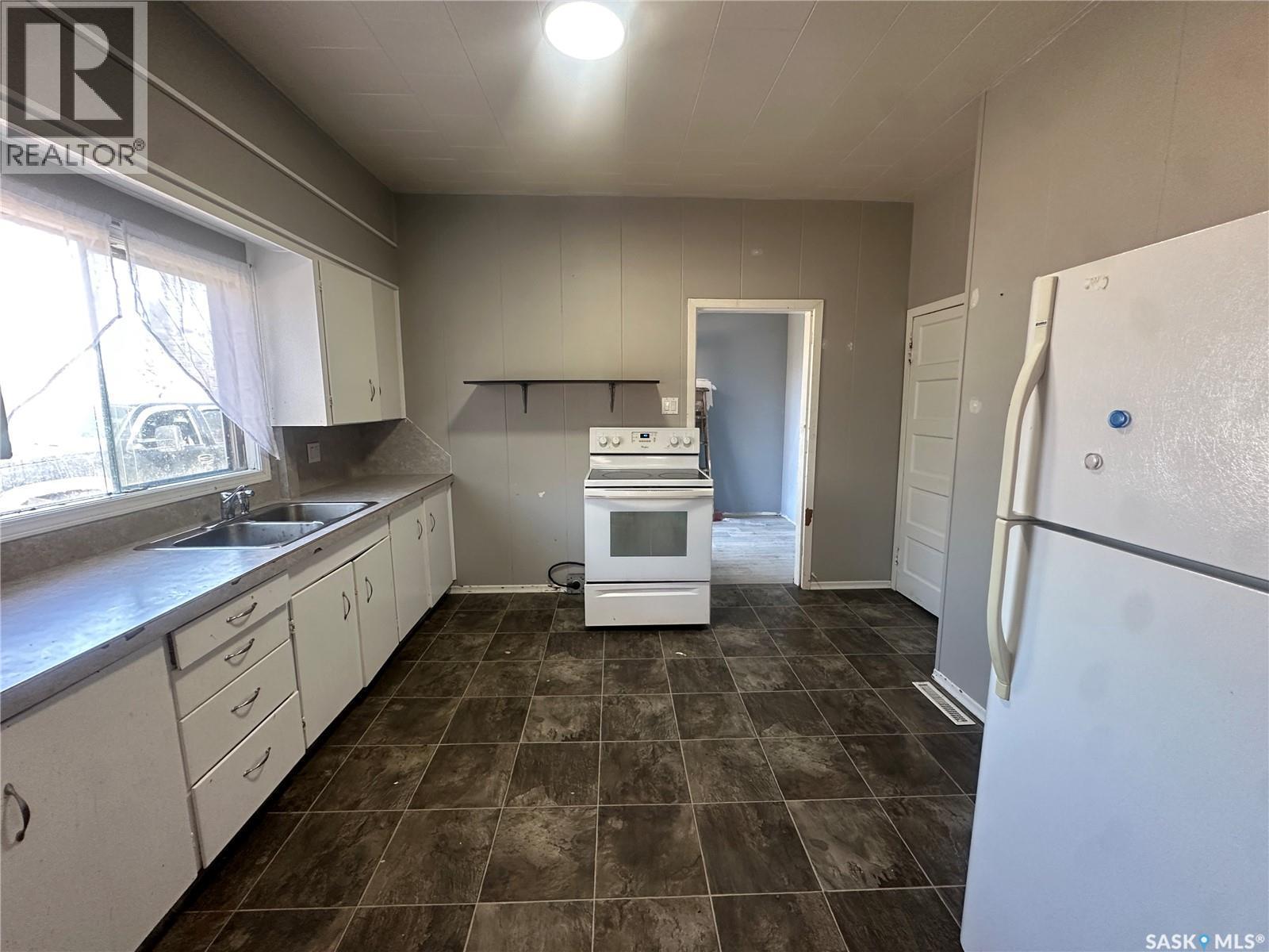 106 2Nd Avenue Se, Norquay, SK - Indoor Photo Showing Kitchen With Double Sink