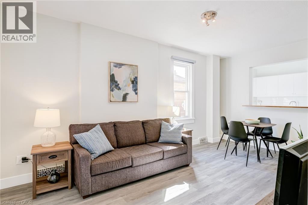 131 Park Row N, Hamilton, ON - Indoor Photo Showing Living Room