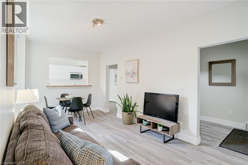 131 Park Row N, Hamilton, ON - Indoor Photo Showing Living Room