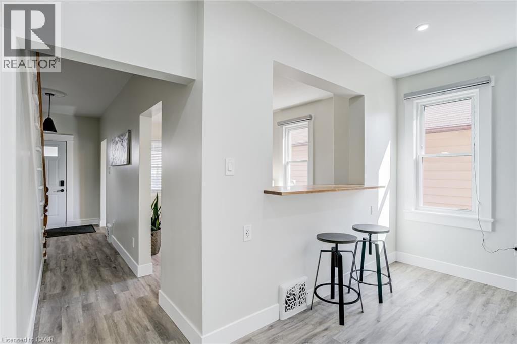 131 Park Row N, Hamilton, ON - Indoor Photo Showing Other Room