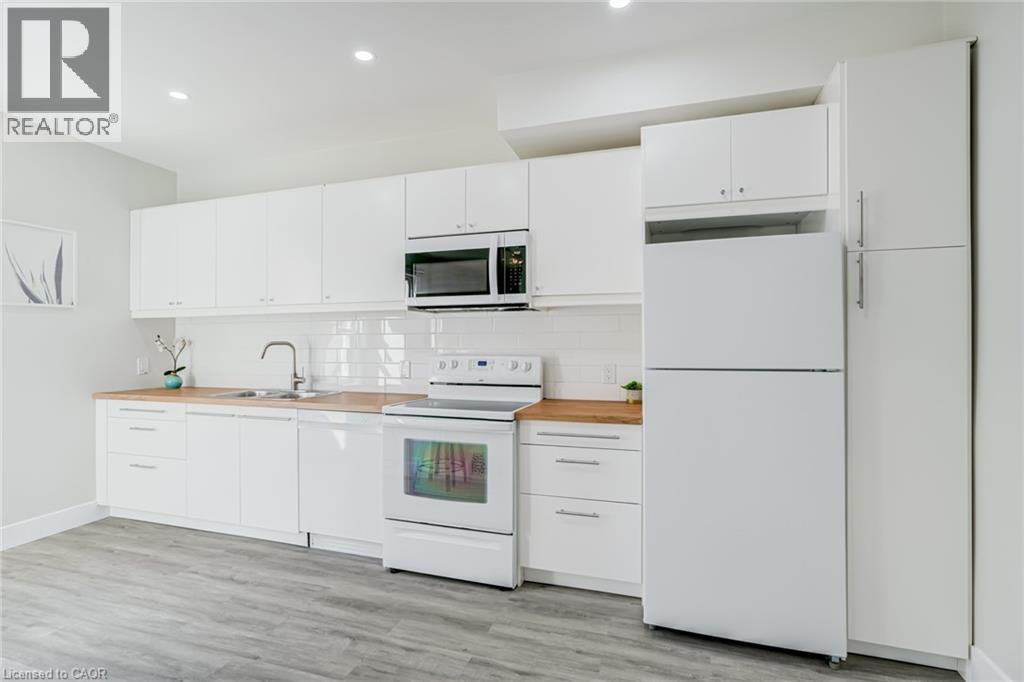 131 Park Row N, Hamilton, ON - Indoor Photo Showing Kitchen
