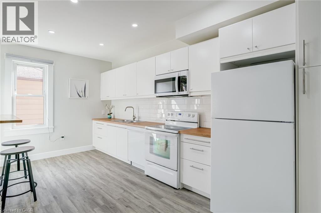 131 Park Row N, Hamilton, ON - Indoor Photo Showing Kitchen