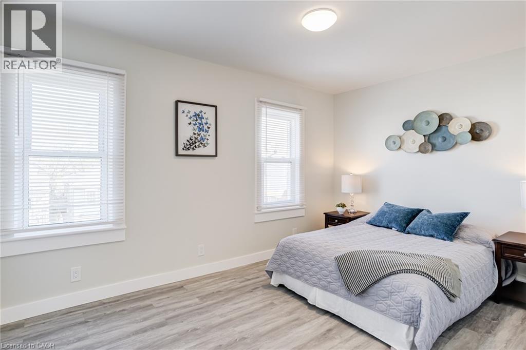 131 Park Row N, Hamilton, ON - Indoor Photo Showing Bedroom
