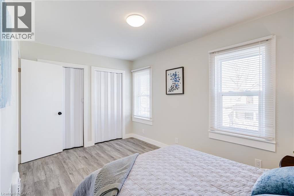 131 Park Row N, Hamilton, ON - Indoor Photo Showing Bedroom