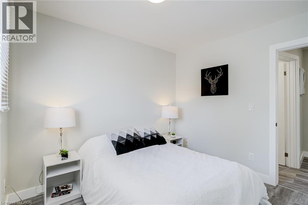 131 Park Row N, Hamilton, ON - Indoor Photo Showing Bedroom