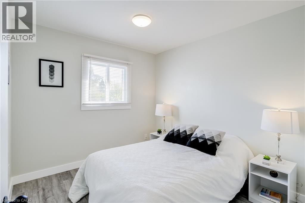 131 Park Row N, Hamilton, ON - Indoor Photo Showing Bedroom