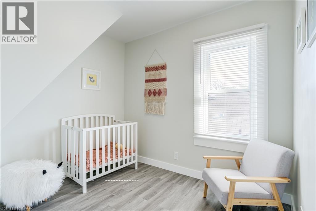 131 Park Row N, Hamilton, ON - Indoor Photo Showing Bedroom