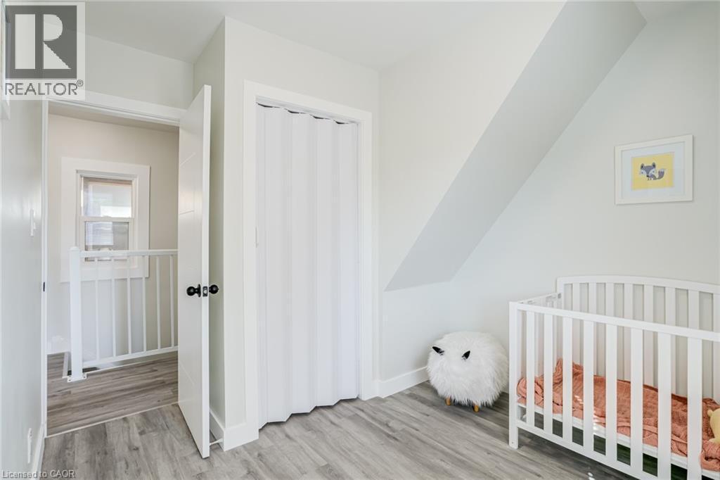 131 Park Row N, Hamilton, ON - Indoor Photo Showing Bedroom