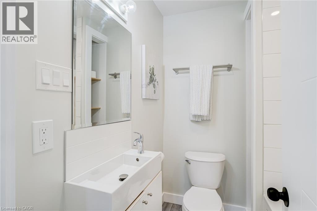 131 Park Row N, Hamilton, ON - Indoor Photo Showing Bathroom