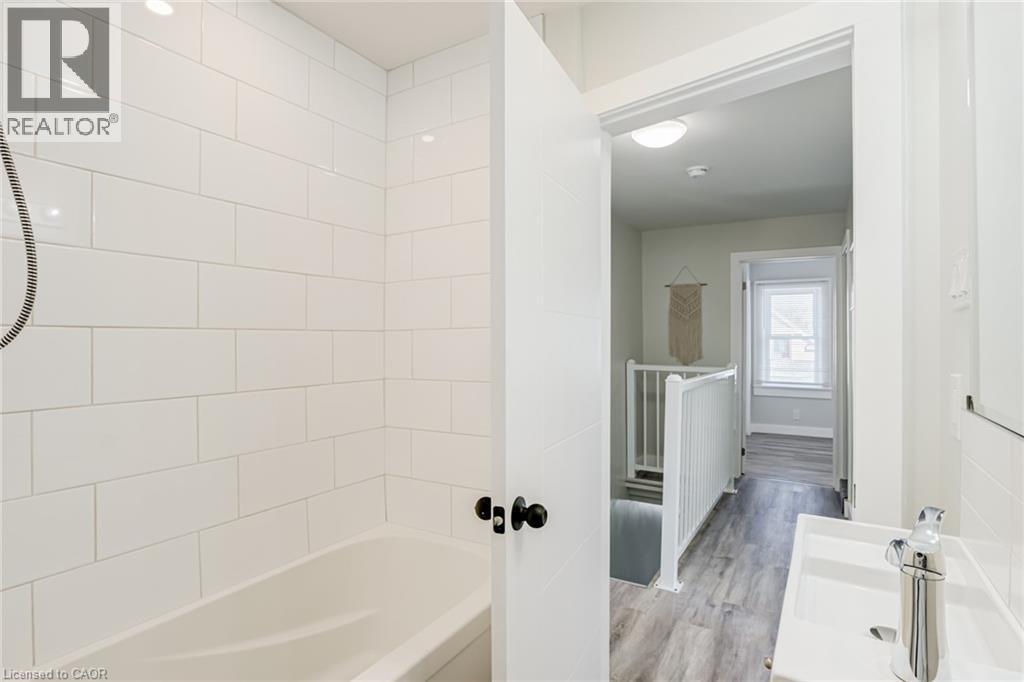 131 Park Row N, Hamilton, ON - Indoor Photo Showing Bathroom