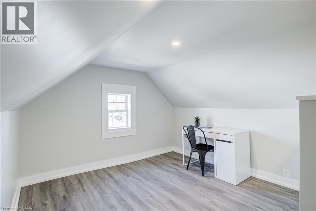 131 Park Row N, Hamilton, ON - Indoor Photo Showing Other Room