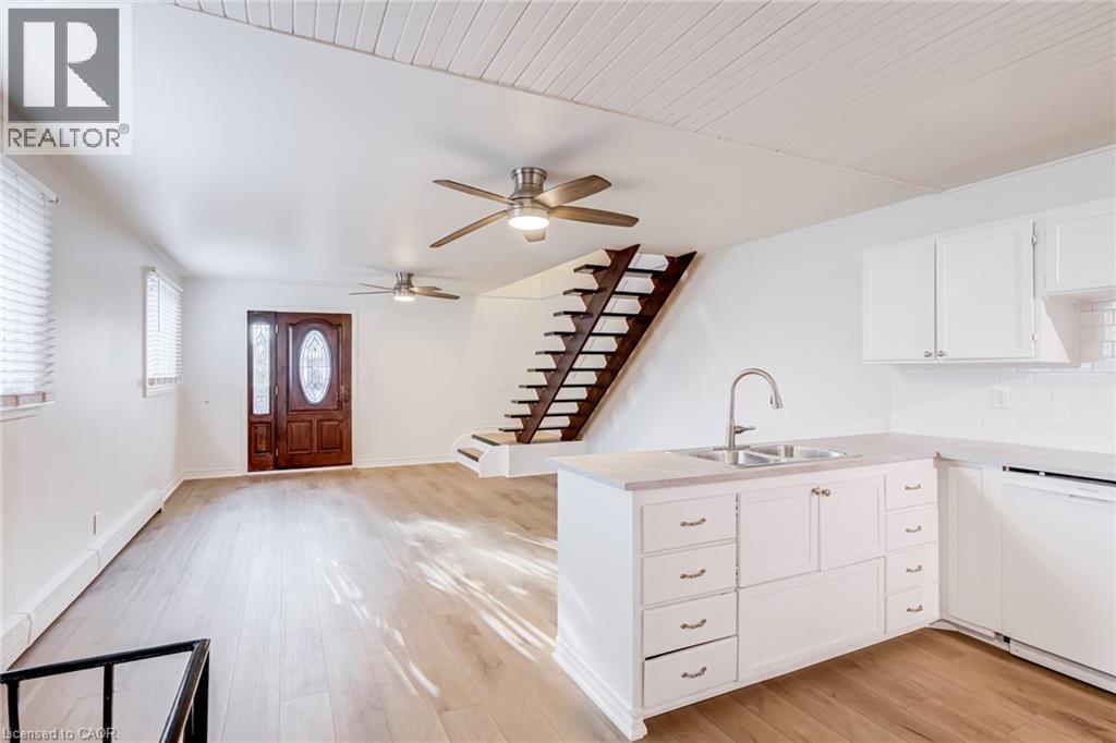 131 Park Row N, Hamilton, ON - Indoor Photo Showing Other Room