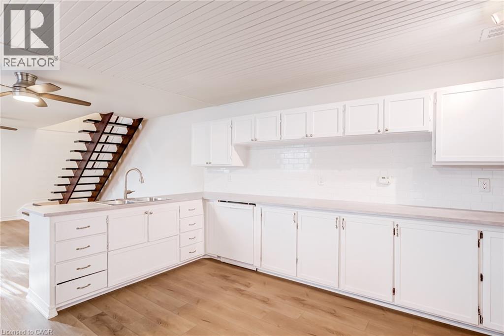 131 Park Row N, Hamilton, ON - Indoor Photo Showing Kitchen