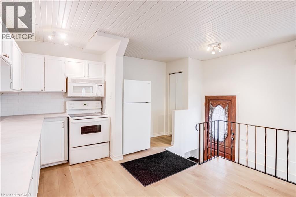 131 Park Row N, Hamilton, ON - Indoor Photo Showing Kitchen
