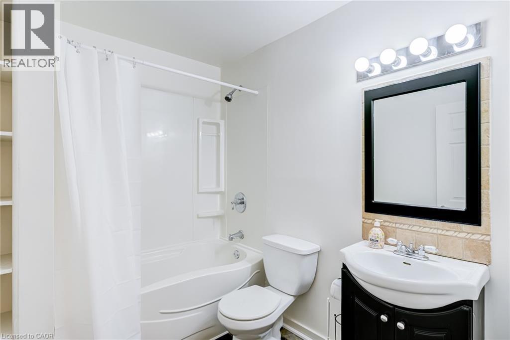 131 Park Row N, Hamilton, ON - Indoor Photo Showing Bathroom
